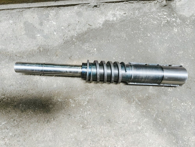 Heavy-duty shaft rod compatible with 6N70 rice huller – supports roller and pulley alignment for stable milling.

