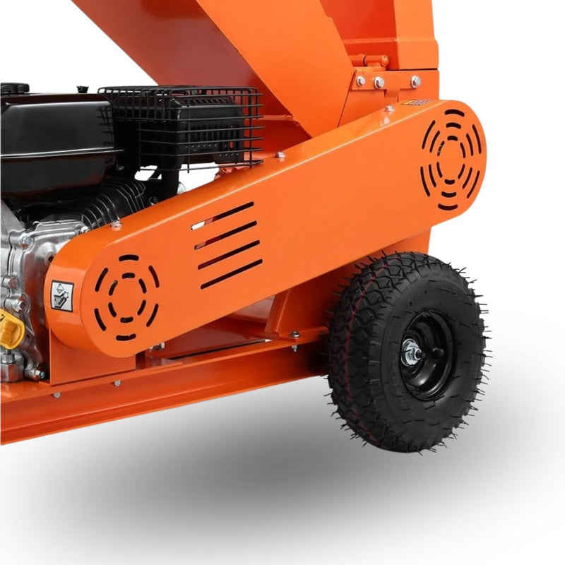 Portable petrol wood chipper machine with sturdy wheels